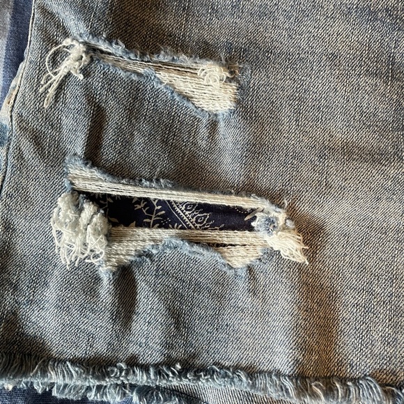 Old Navy High-waisted Distressed Jean shorts - Picture 5 of 8